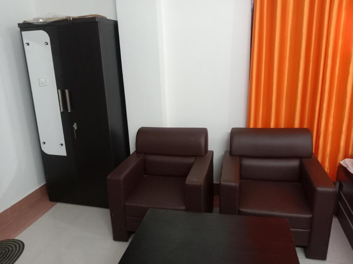 Niroda Guest House Guwahati Bagian luar foto